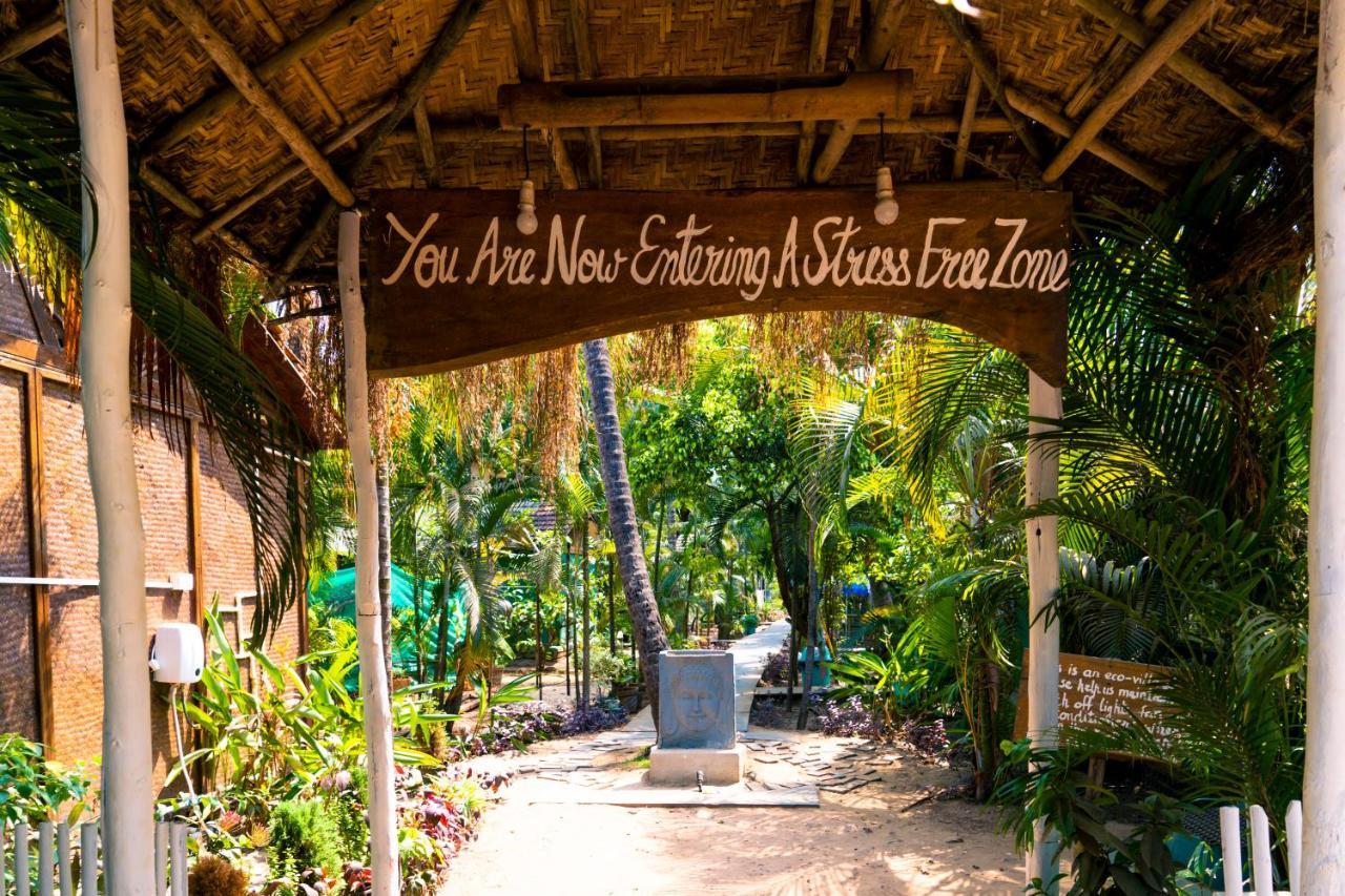 Village Susegat Beach Resort Morjim Buitenkant foto